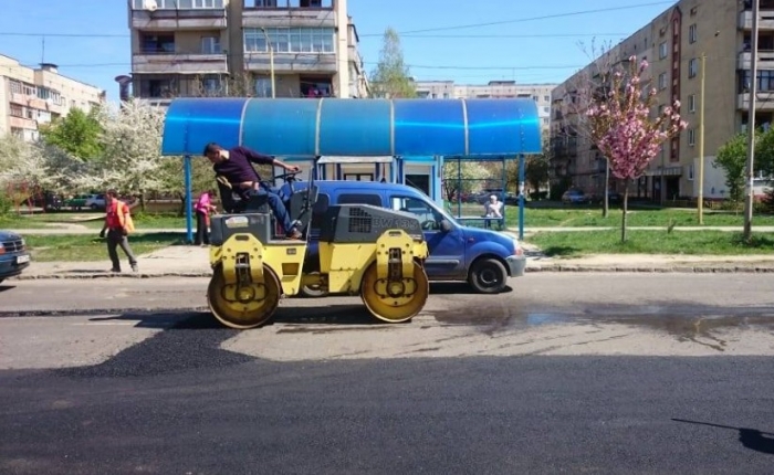 В Ужгороді лагодять дорожнє покриття на вулиці Легоцького