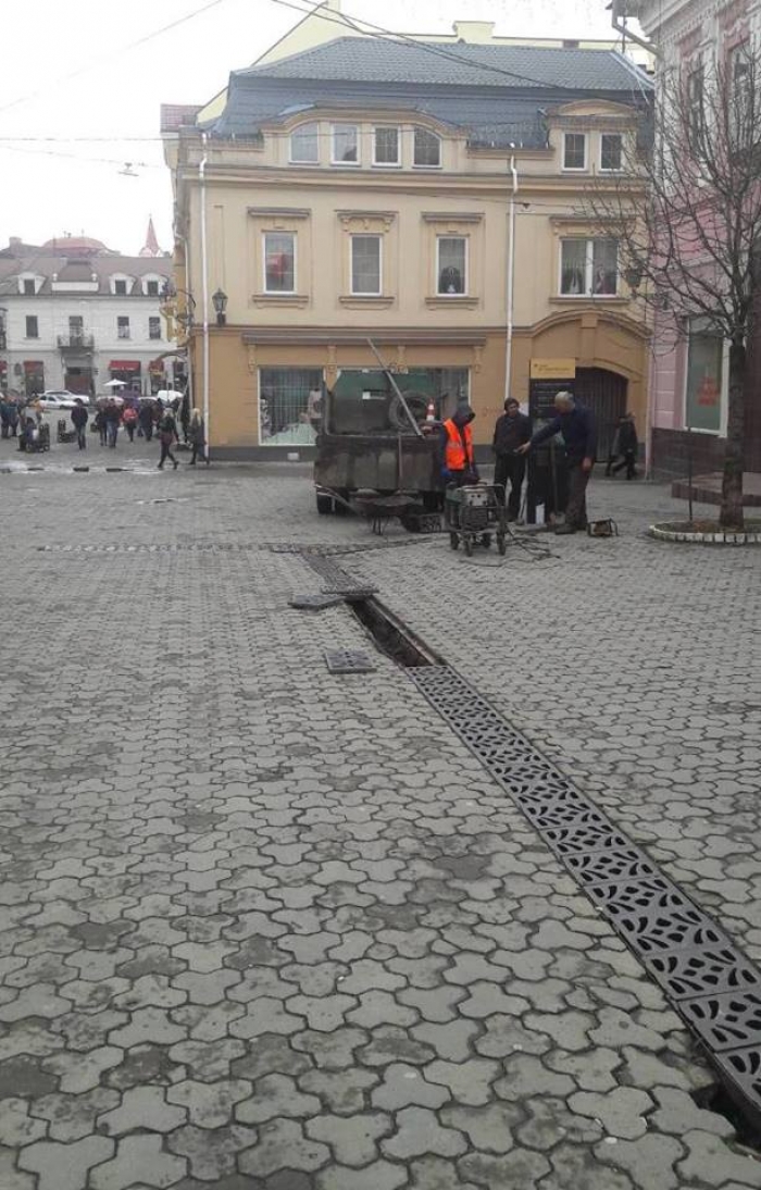У центрі Ужгорода встановили 35 нових решіток для вуличної зливоприймальної каналізації