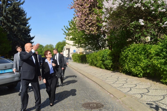 Геннадій Москаль покатав Посла США в Україні на Патерностері та показав квітучі сакури
