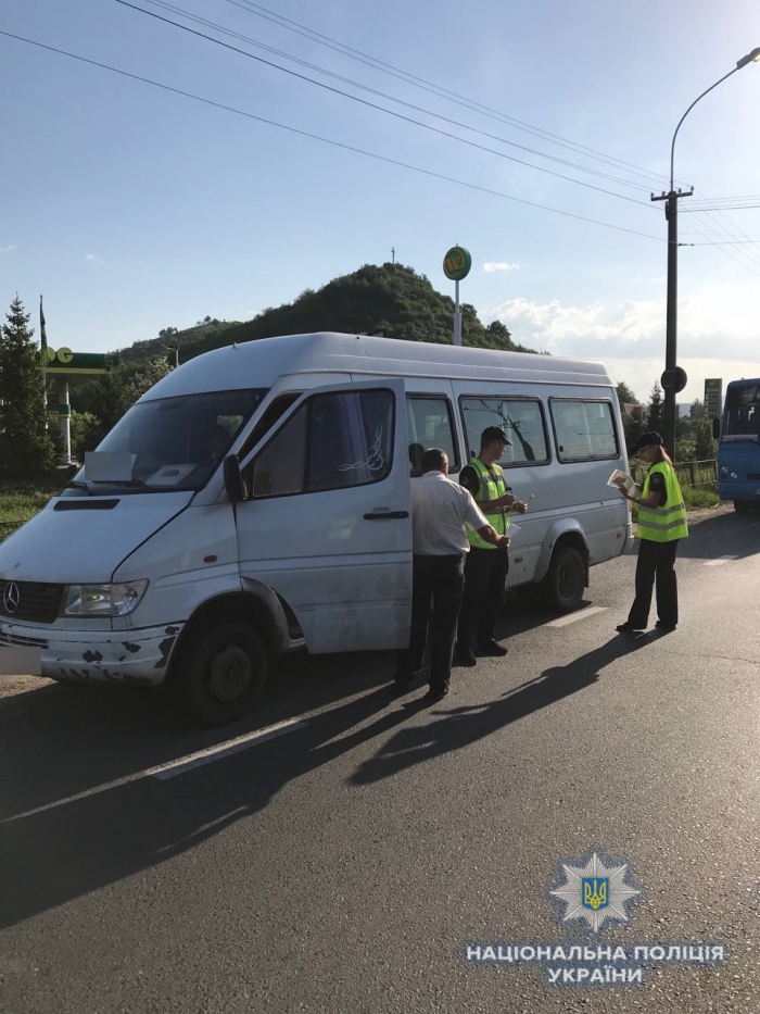 Як поліція з інспекторами Укртрансбезпеки "автобусників" на дорогах Мукачева "відпрацьовували"