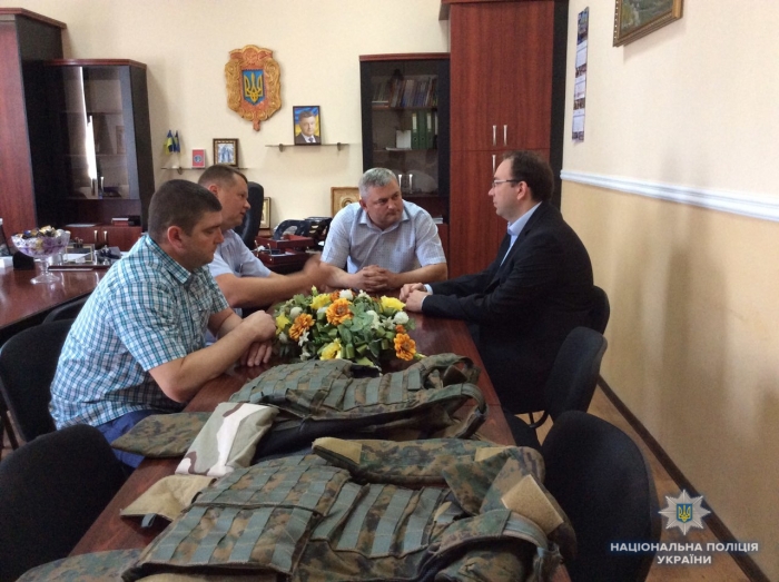 "Flex Україна" подарував поліції Мукачева шість бронежилетів 5 класу захисту