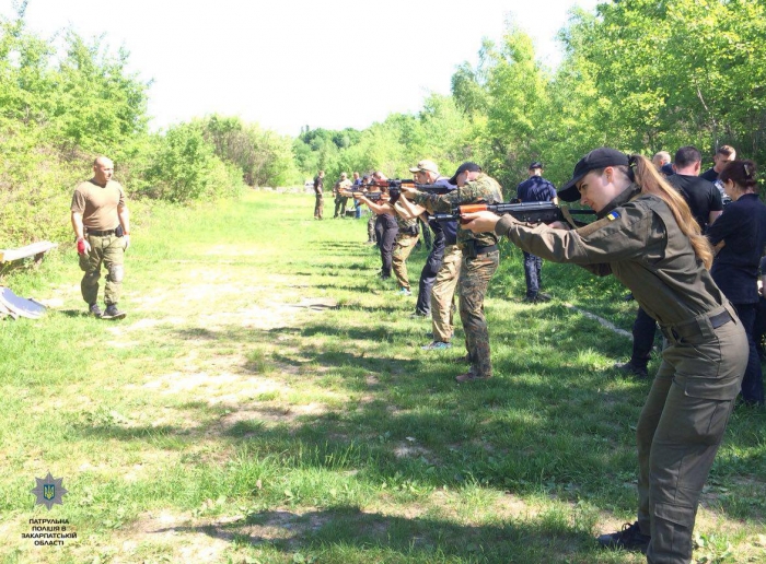 Закарпатські патрульні вдосконалюють навички зі стрільби