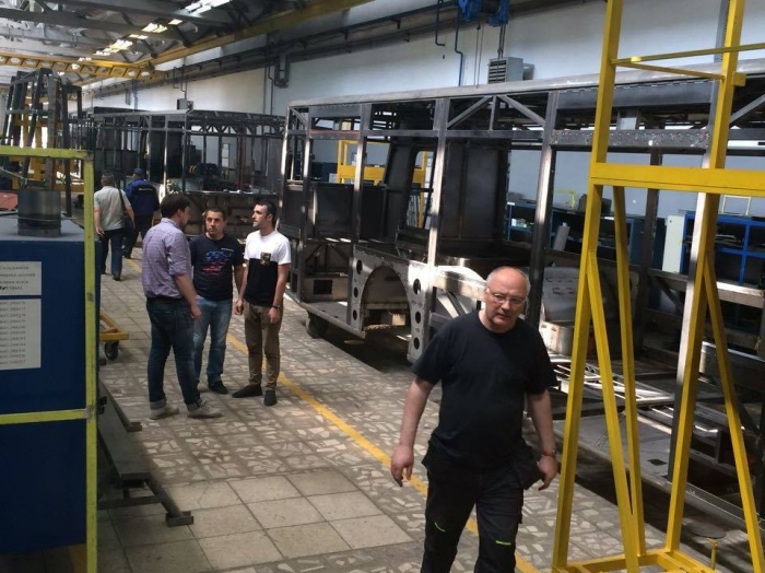 Сучасні автобуси, які невдовзі їздитимуть в Ужгороді, уже фарбують