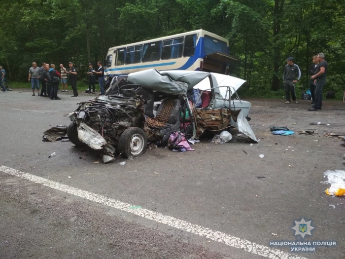 Жахлива ДТП на Закарпатті: водій "жигулів" врізався в рейсовий автобус