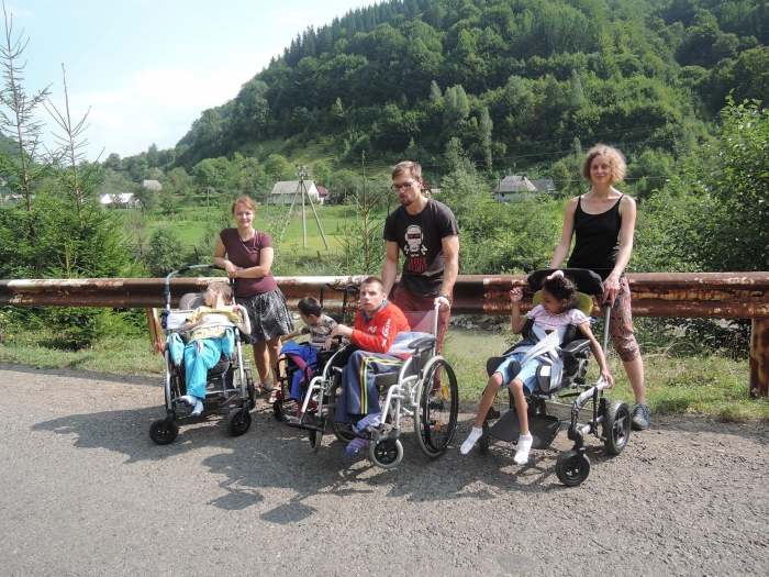 Євросоюзівські волонтери дитячого будинку у закарпатських Вільшанах