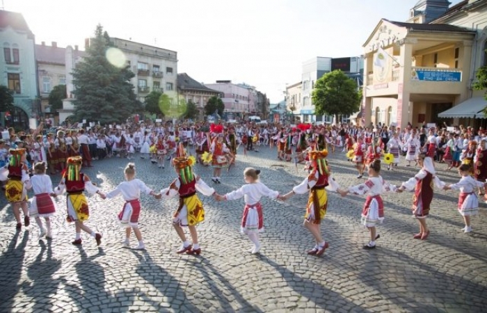 Закарпатський фест “Смарагдові витоки” запрошує всіх, хто любить народні танці та пісні!
