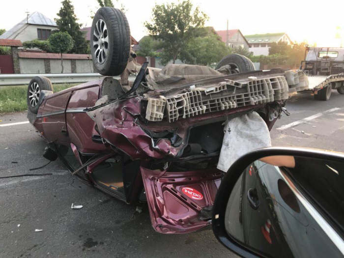 У ДТП біля Ужгорода автівка, зробивши "сальто-мортале" на дорозі, впала на власну "голову"