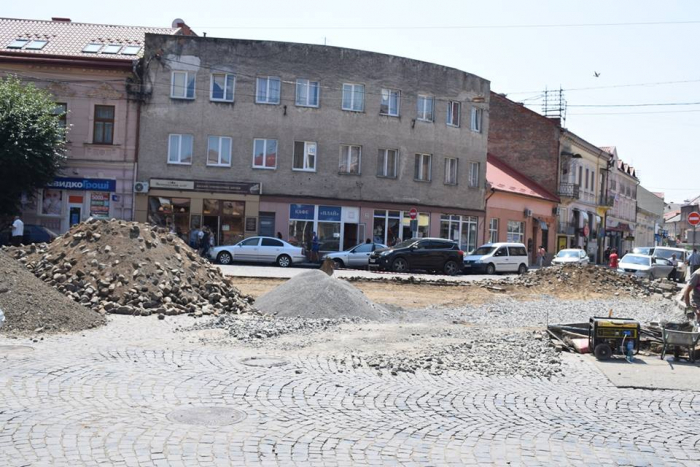 В Ужгороді капітально оновлюють тротуари на площі Корятовича