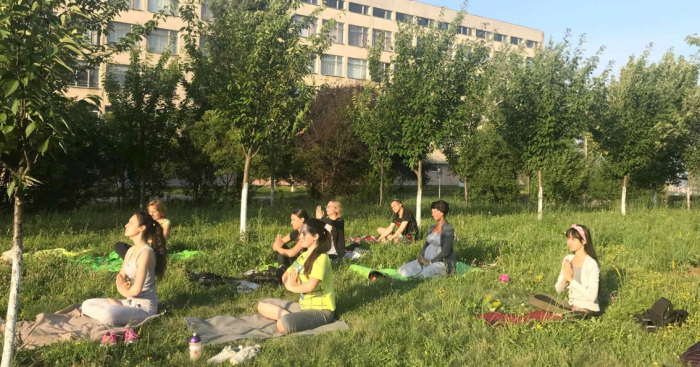 Світанок дня літнього сонцестояння студенти й викладачі УжНУ зустріли йогою