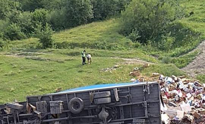 На Закарпатті водій фури не впорався з керуванням і "злетів" з гори