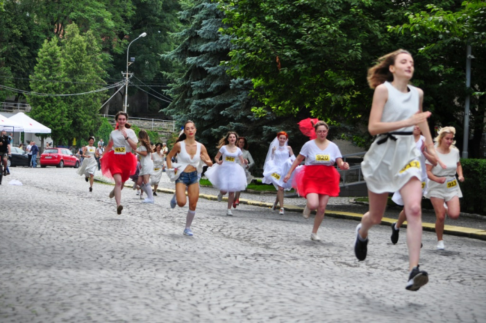 Забіг наречених "Runaway Brides" вперше відбувся в Ужгороді