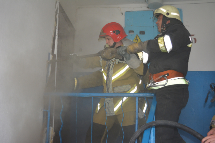 Ужгородські вогнеборці ліквідували пожежу у квартирі міської п'ятиповерхівки