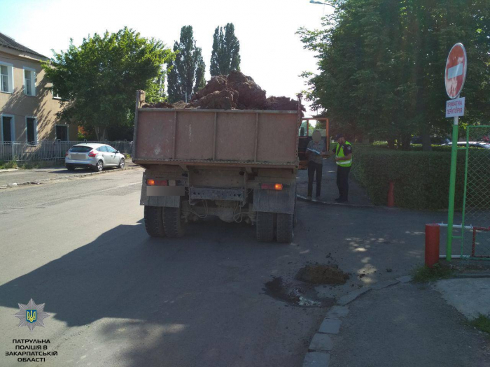 В Ужгороді склали протокол на водія вантажівки, який забруднив вулицю ґрунтом