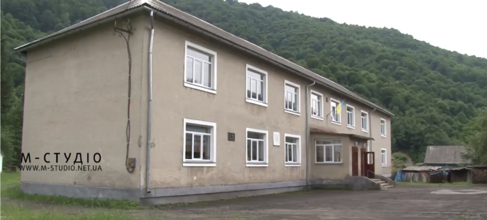 На Хустщині місцеві школярі чекають на відновлення шкільного спортзалу