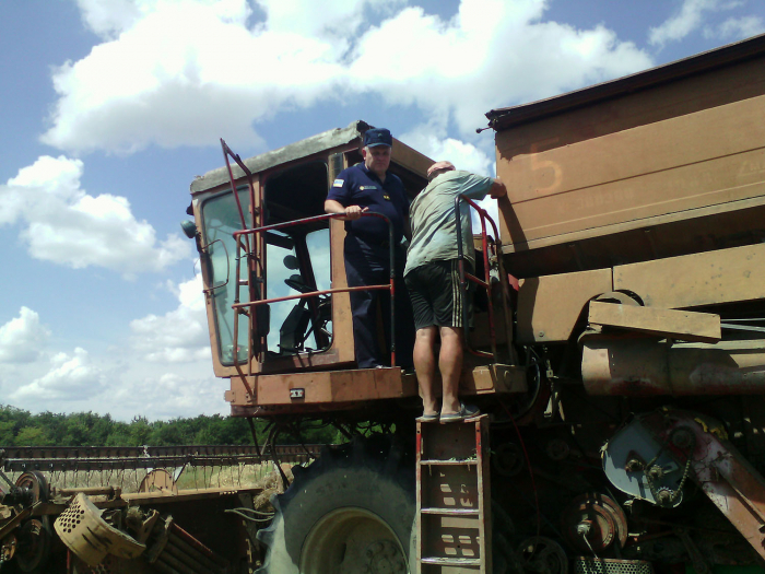 Закарпатські рятувальники перевіряють стан готовності сільгосптехніки до збирання зернових