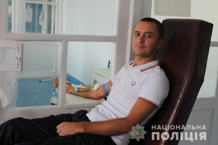 Поліція Закарпаття власним прикладом закликає громадян до донорства