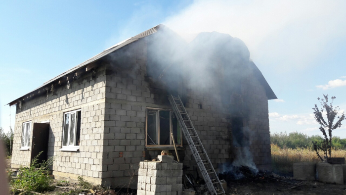 Ужгородські вогнеборці ліквідували пожежу у недобудованому житловому будинку
