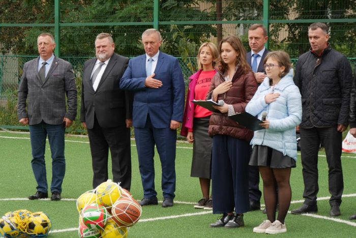 В Ужгородській школі №5 відкрили футбольне міні-поле за майже 1,5 мільйона гривень (ФОТО, ВІДЕО)