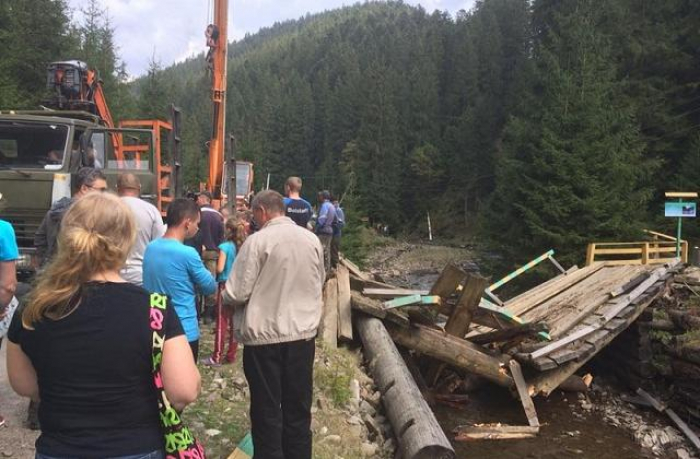 Працівники НПП "Синевир" обіцяють відновити старий дерев'яний міст за кілька днів