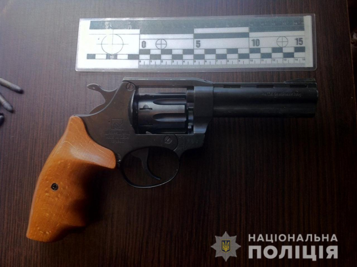 У Тячеві крадій проник у спальню помешканння та виніс 90 тисяч гривень та іноземну валюту