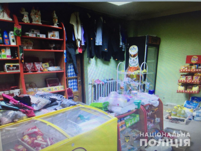 На Тячівщині грабіжник з ножем "купив" продукти та прихопив касу з магазину