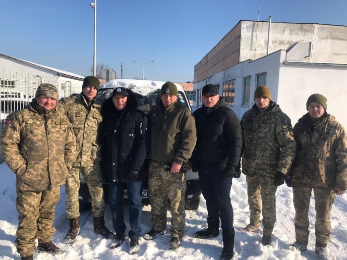 На Закарпатті передали 8 конфіскованих автівок на єврономерах військовим