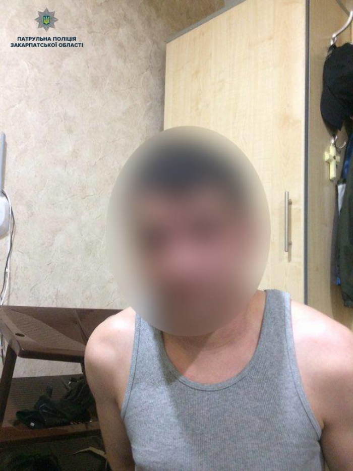 Поліцейські в Ужгороді визволили "бранку" від агресивного чоловіка