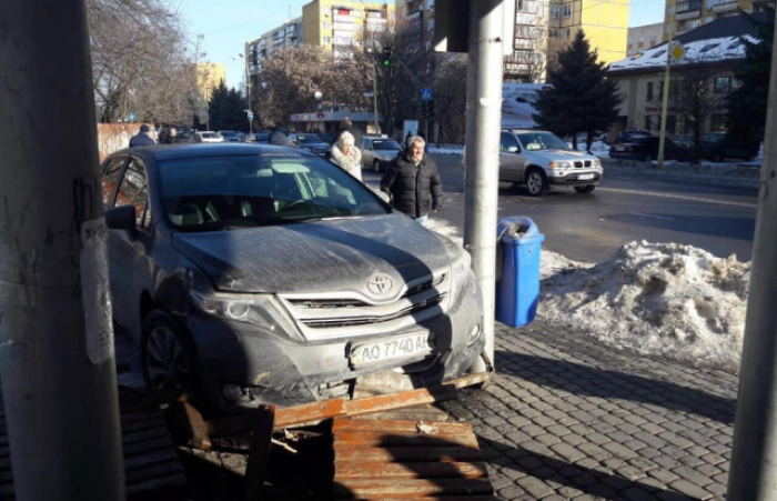 В Ужгороді на дорозі не розминулись Volkswagen та Toyota (ФОТО)