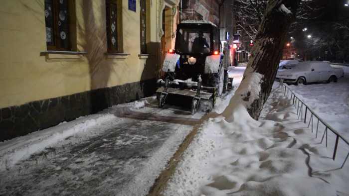 Ужгородцям нагадують правила благоустрою: прибирання снігу і льоду біля власної нерухомості!