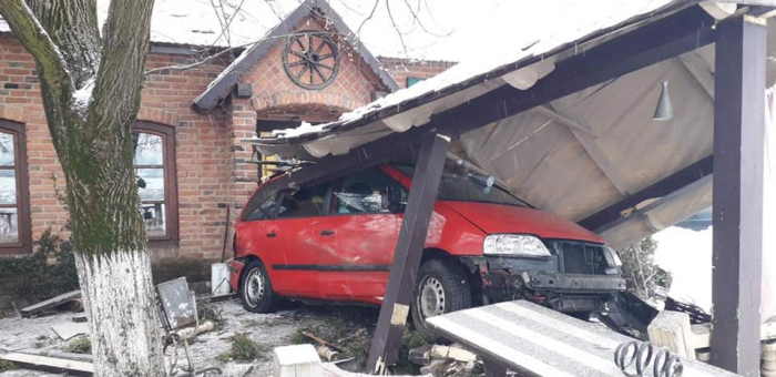 Між Ужгородом та Мукачевом через п'яного водія зіткнулись Toyota тa VW