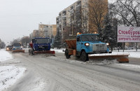 В Ужгороді тривають роботи з очищення доріг – дороги також посипають протиожеледною сумішшю