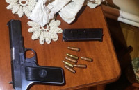 Понад 50 тис. доларів, зброя, цигарки – обшуки у контрабандистів Рахівщини дали свої плоди (ФОТО)
