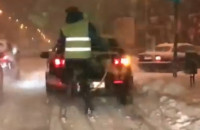 Відео нічного катання ужгородського лижника вулицями міста підкорює мережу