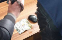Закарпатського прикордонника, який намагався з’їсти хабар, взяли під варту на два місяці