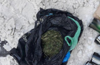 В Ужгороді затримали чоловіка, який мав при собі заборонені речі