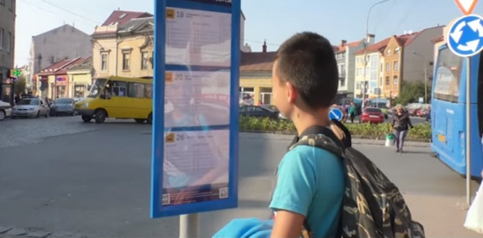 Вже 30 інформаційних панелей встановили на ужгородських зупинках (ВІДЕО)