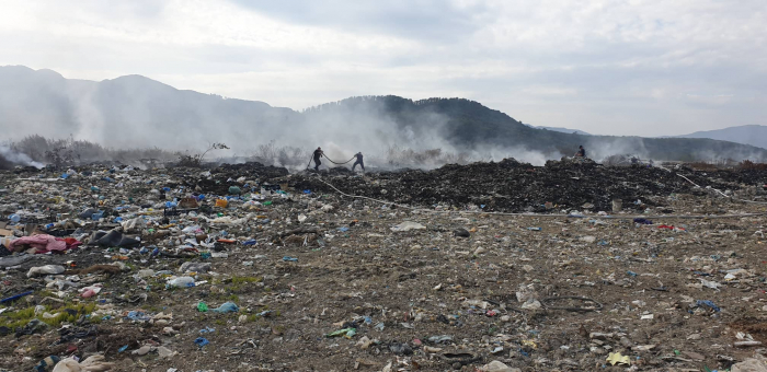 Хустські рятувальники другий день ліквідовують пожежу на сміттєзвалищі біля селища Вишково
