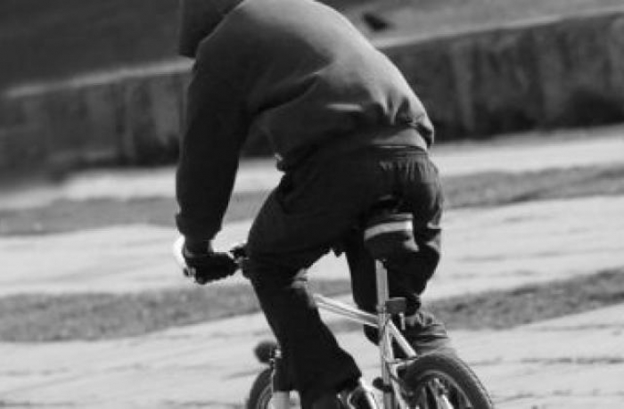 Пограбування "на колесах": у Мукачеві злодій на велосипеді на ходу викрав сумочку з грошима