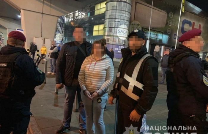 Жінку, яка ховалась від хустської поліції в Празі, літаком доставили в Україну