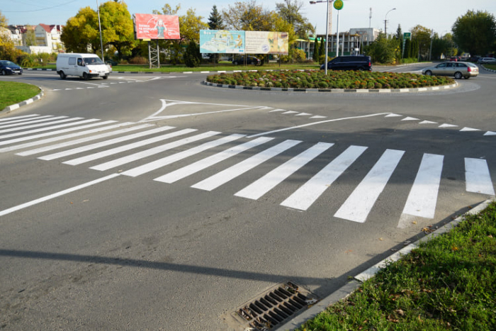 Дорожню розмітку – горизонтальну, пішохідні переходи тощо продовжують наносити в Ужгороді