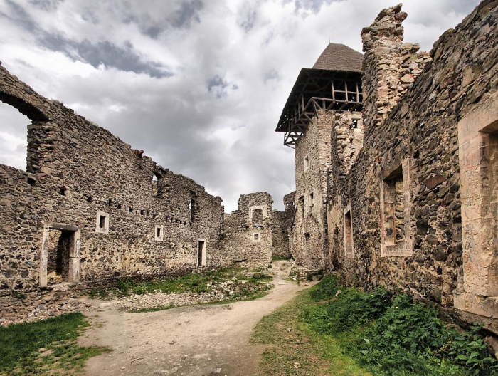 На Закарпатті реалізовують унікальний для України проєкт із відновлення Невицького замку