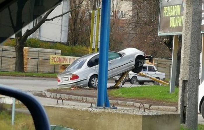 Автомобіль на шаленій швидкості вилетів на електроопору в Ужгороді (ФОТО)