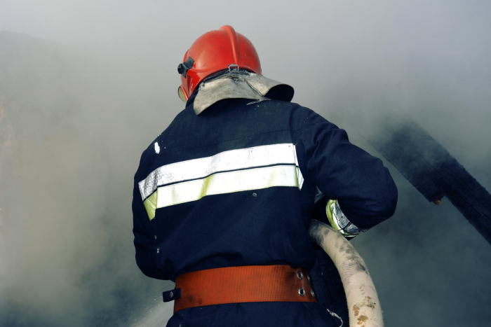 У Мукачеві під час гасіння пожежі рятувальники витягли з підвалу пару безхатьків