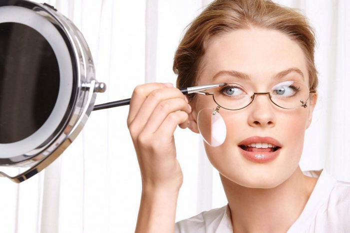 Жіноча шпаргалка: особливості макіяжу для жінок. які носять окуляри
