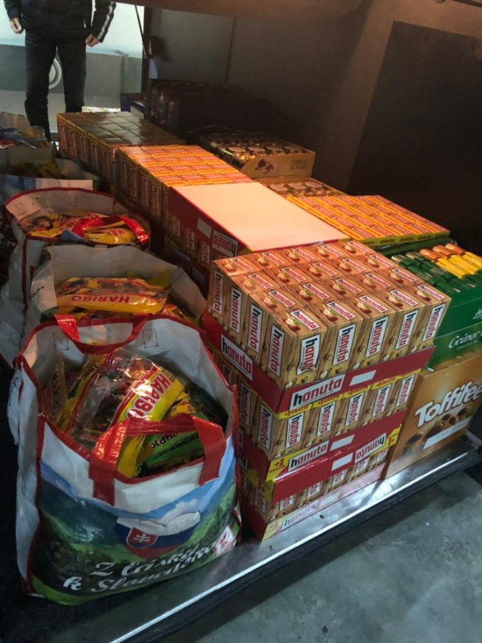 В Ужгороді митники вилучили 2598 упаковок шоколаду та чаю в рейсовому автобусі (ФОТО)