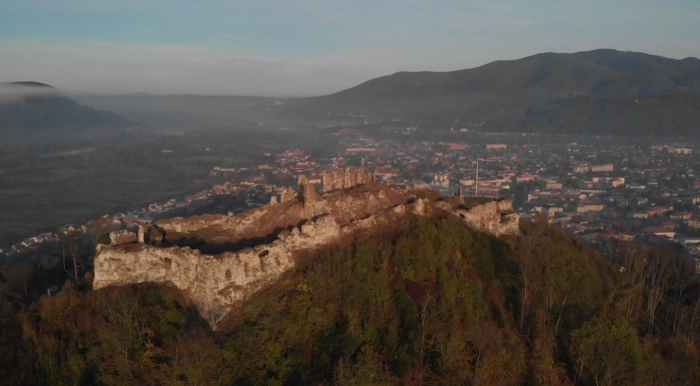 Відео дня: легендарний Хустський замок, який відновлюють, показали з висоти