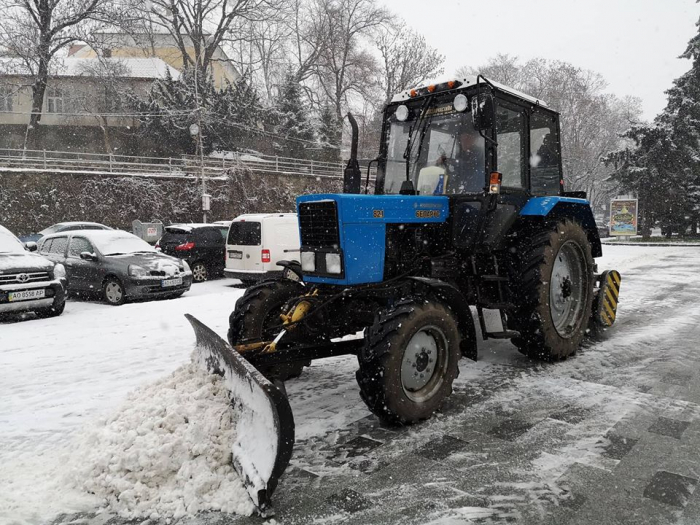 До уваги водіїв в Ужгороді – працює снігоприбиральна техніка