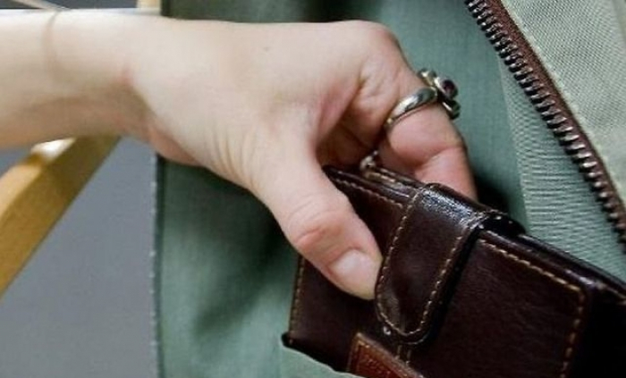 Крадіжка в Ужгороді: з кишені чоловіка поцупили гаманець з грошима та банківськими картками