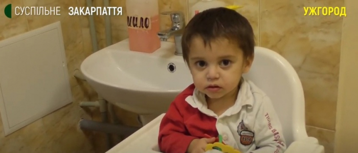 Хлопчика, якого покинула мати на ринку в Ужгороді, можуть віддати родичам
