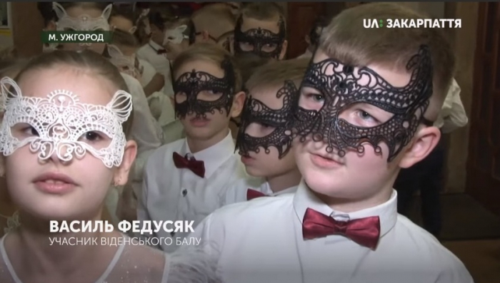 Понад 100 школярів танцювали на "Віденському балу" в Ужгороді (ВІДЕО)